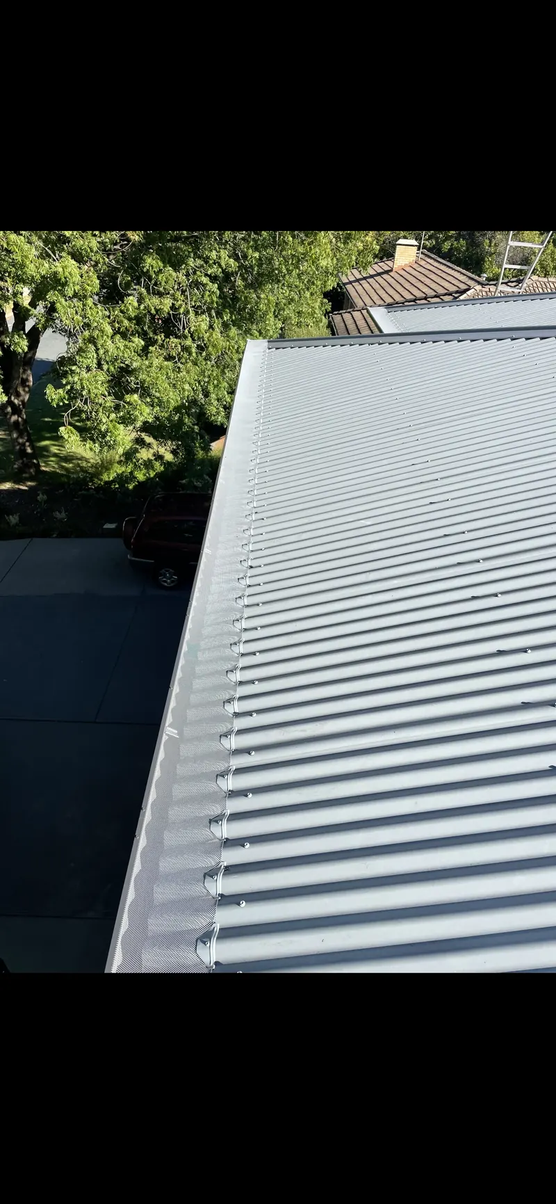 Flat mesh on a corrugated roof